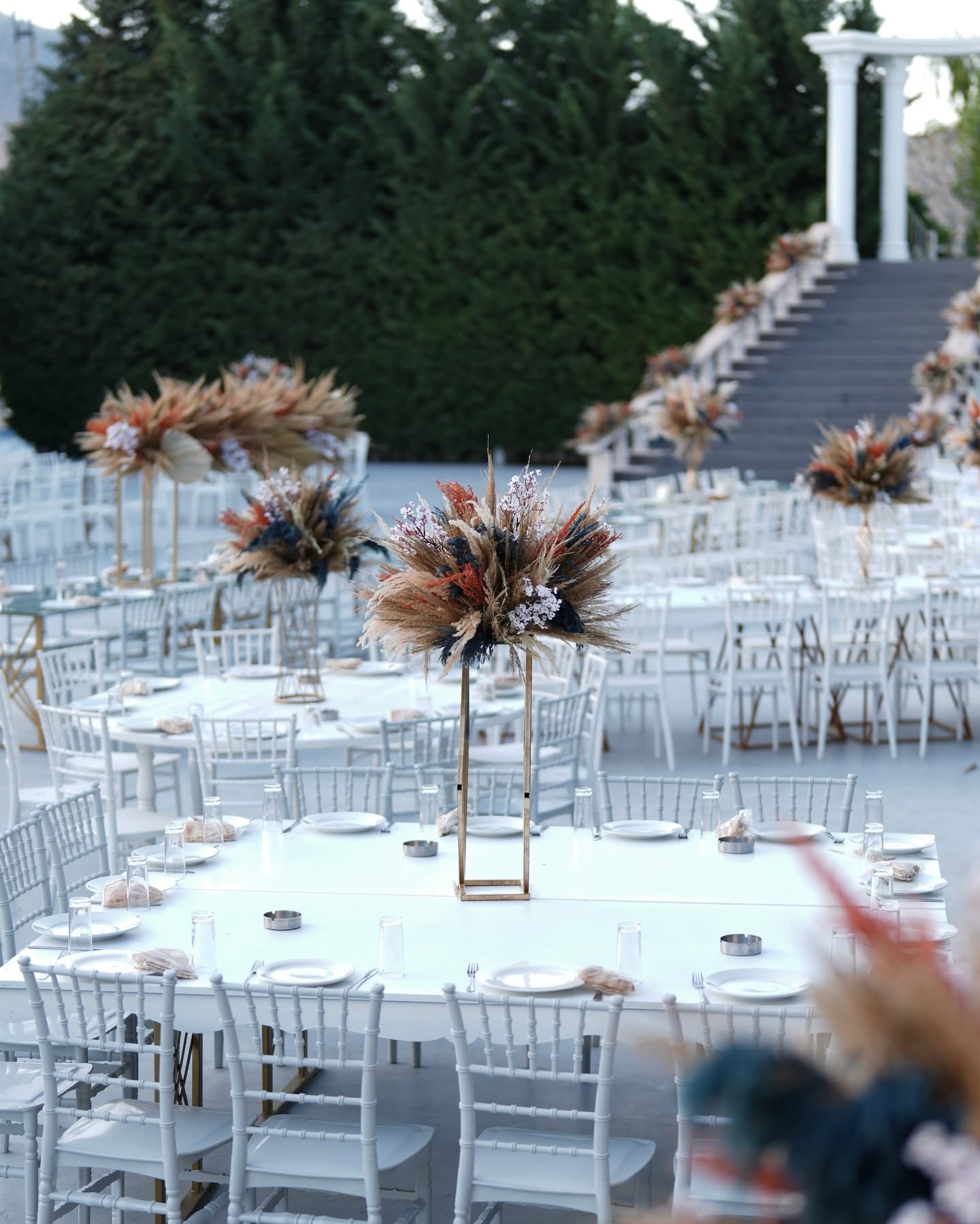 Classic outdoor wedding table setting